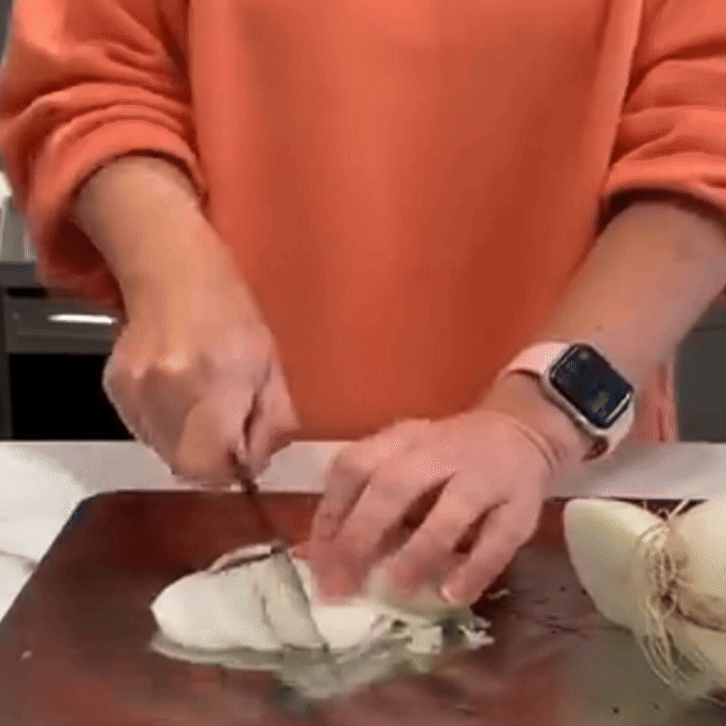 Mujer cortando cebolla en la tabla de cortar Titanium de Randomeshop