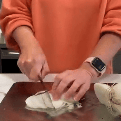 Mujer cortando cebolla en la tabla de cortar Titanium de Randomeshop